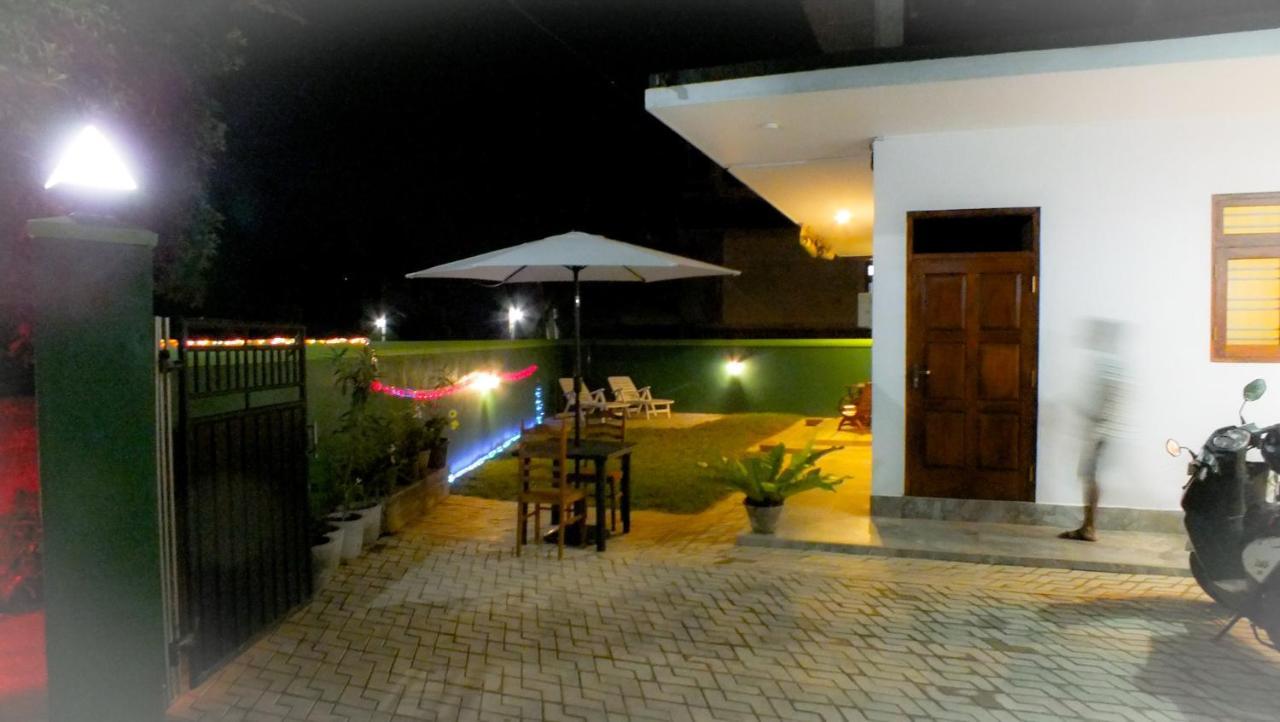 Villa Tanzanite Hikkaduwa Esterno foto